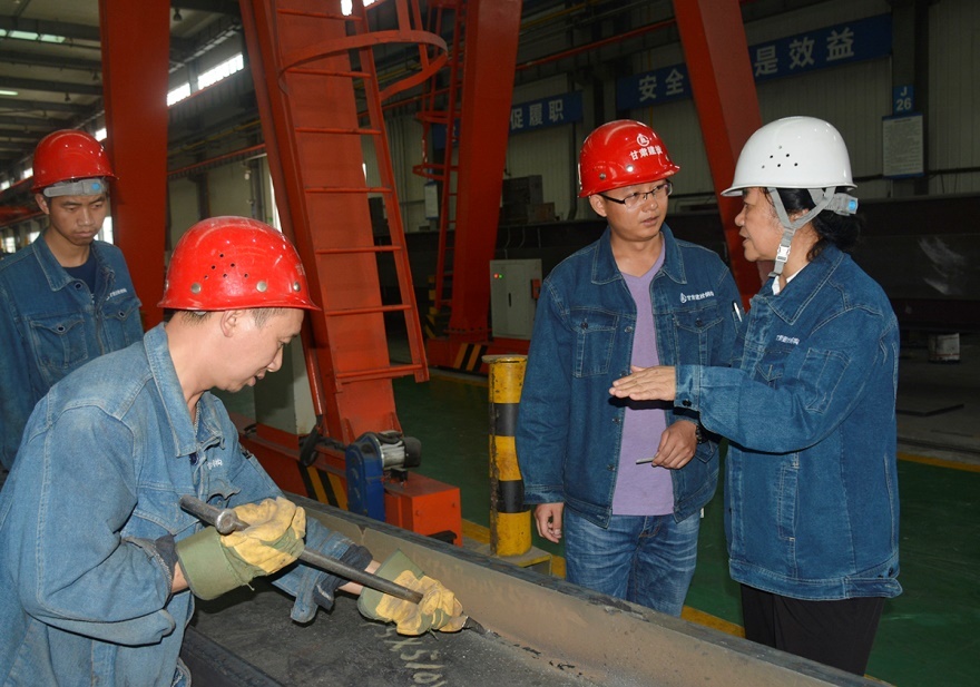 甘肃建投首席专家、甘肃建投科技研发有限公司副总经理,兰州建筑业联合会专家库专家吴小燕(右一)在项目检查指导工作 兰州建筑业联合会供图