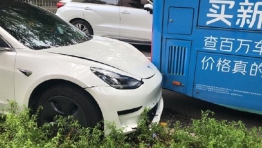 深圳一辆Model 3撞向公交！车主对数据不认可_凤凰网