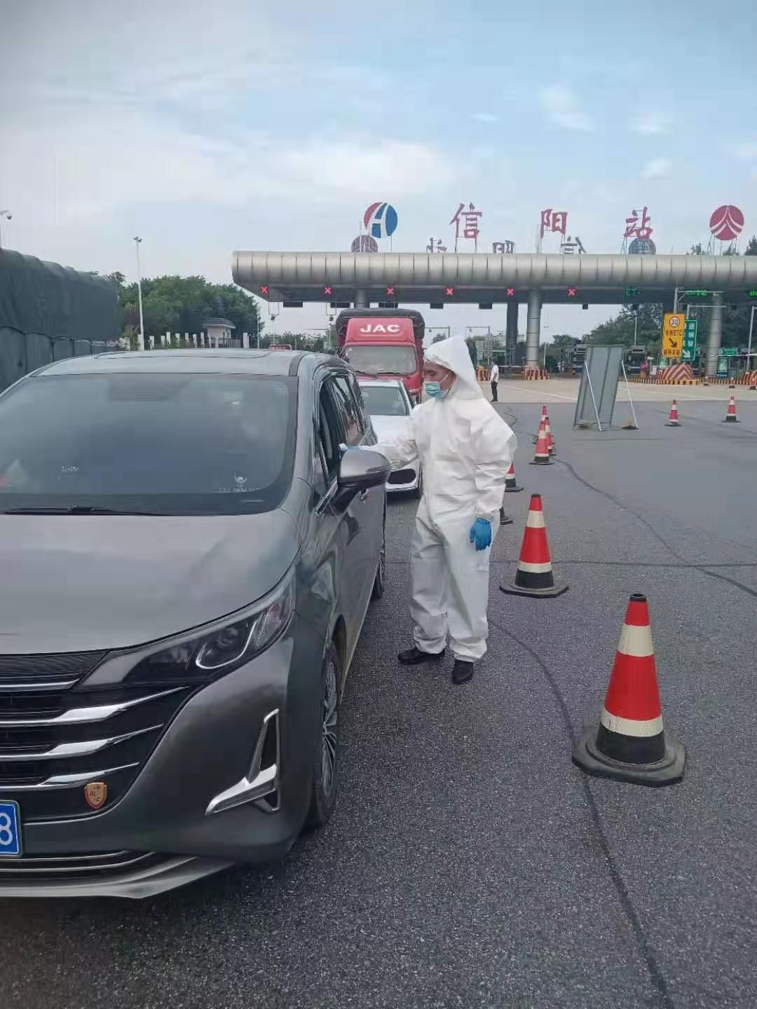 信阳市中医院检疫队员重返卡口继续为疫情防控守好防线