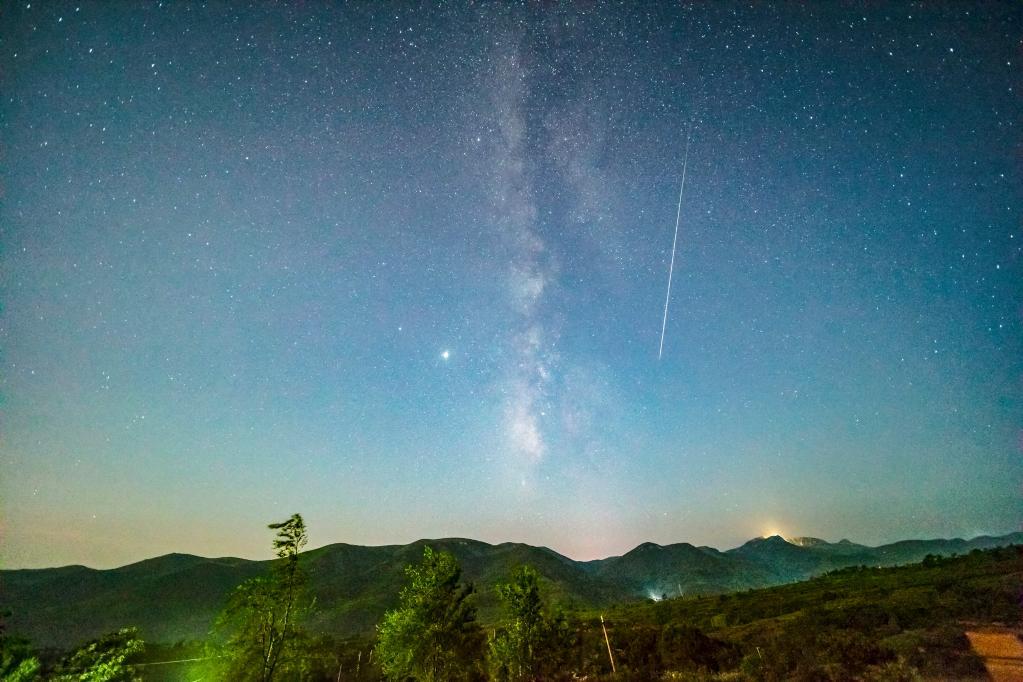 河南省天文爱好者路冠中2020年8月9日在平顶山市宝丰县拍摄到的英仙座流星雨中的火流星划过“直立银河”。（星联CSVA供图）