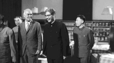 1950年伍修权在联合国的演说结束后，许多人走上前同他握手