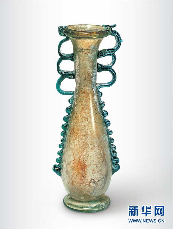 展览上的玻璃艺术品。敦煌研究院供图