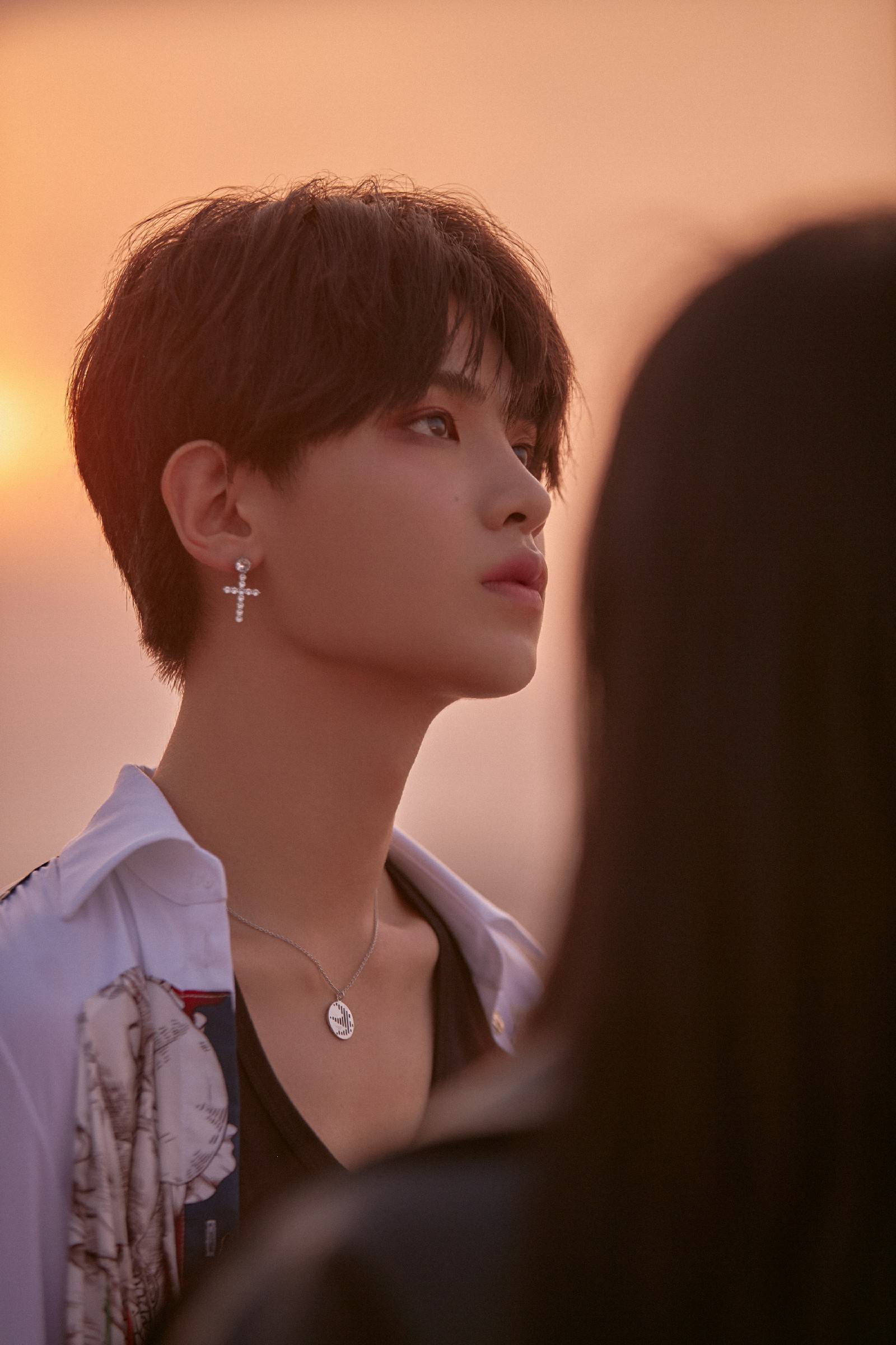 黄明昊夏日海岛风mv《u》上线 奔赴浪漫世界极具电影质感