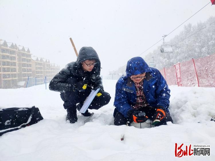 河北省气候中心工作人员在观测赛道雪质。通讯员王旭海摄