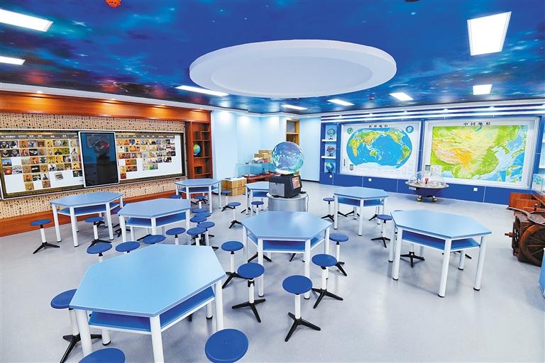 科技感十足的教室。 (记者 郝钟毓 摄)