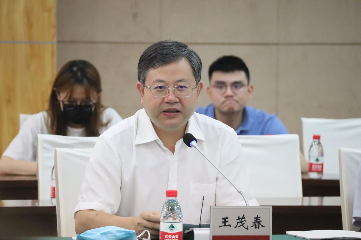 南岸区委副书记,重庆经开区党工委副书记,管委会主任王茂春