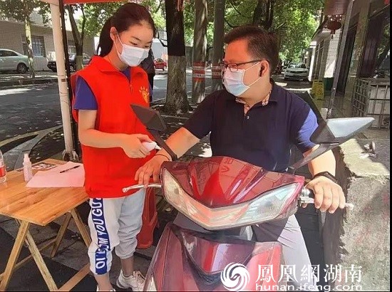 刘静怡登记信息以及为过往人员测量体温