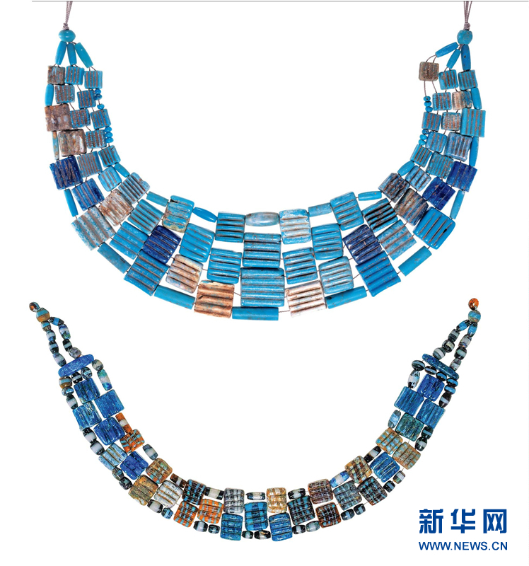 展览上的玻璃艺术品。敦煌研究院供图