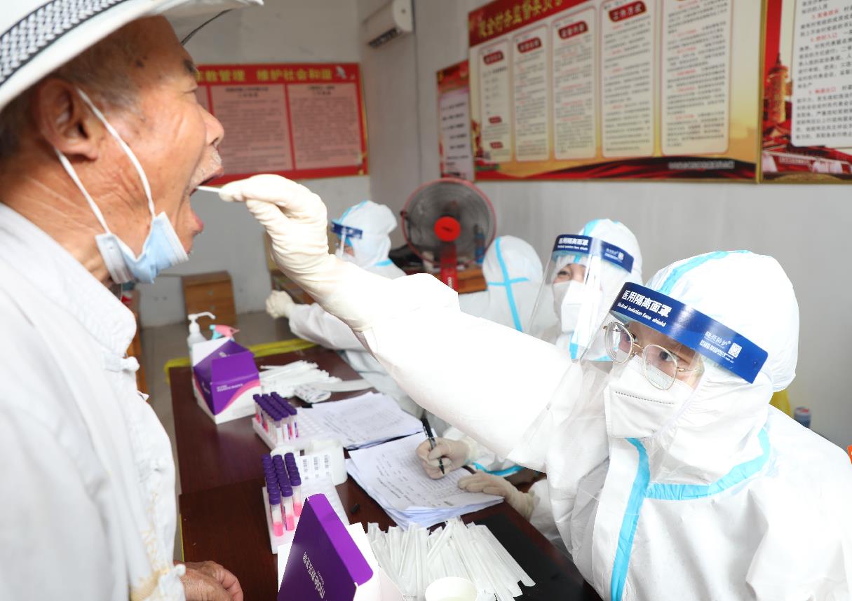 柘城：硬核式核酸检测 用石灰画圆圈保持安全距离