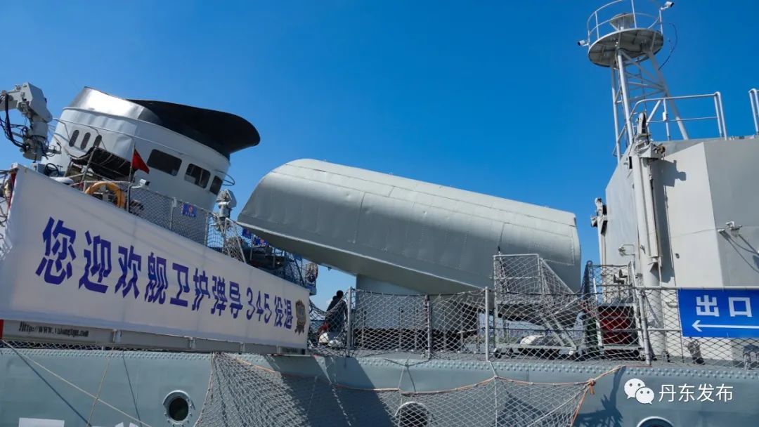 试运营期间,每日登舰参观游客达200多人次,市民争相前来一睹丹东舰