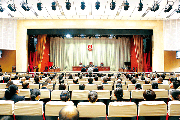 图为4月21日，兰州市中级人民法院开庭审理柳丰德受贿、行贿案。（兰州市中级人民法院供图）