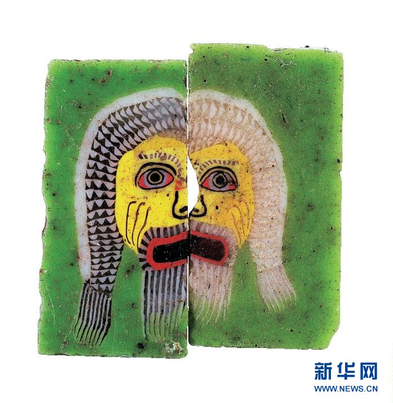 展览上的玻璃艺术品。敦煌研究院供图