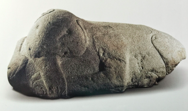 图6：霍去病墓前的“卧象”石像生