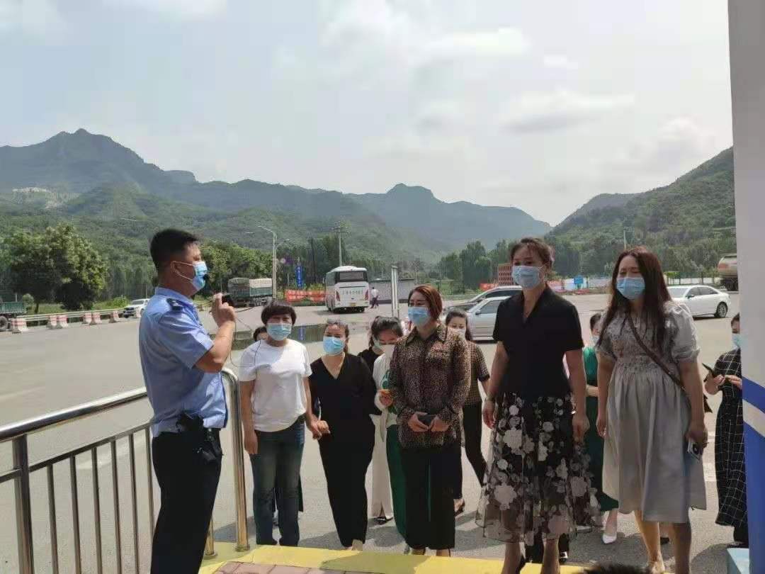 慰问抗疫一线工作人员(平泉市委网信办供图)