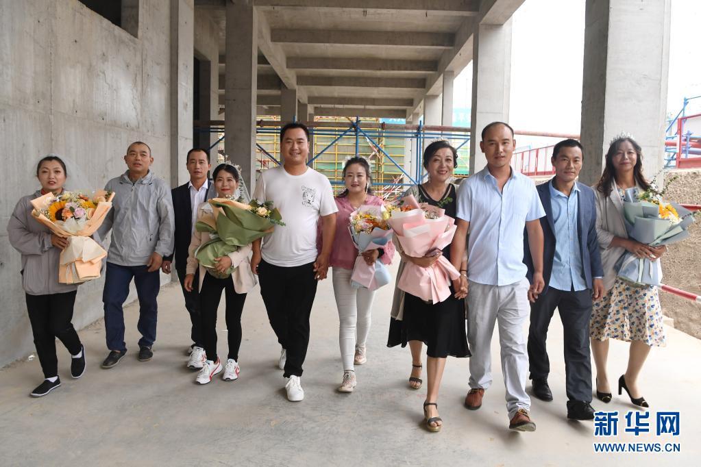 8月12日，在中建三局兰州新区一保障房项目工地，五对夫妻一起迎接“七夕”的到来。新华社记者 陈斌 摄