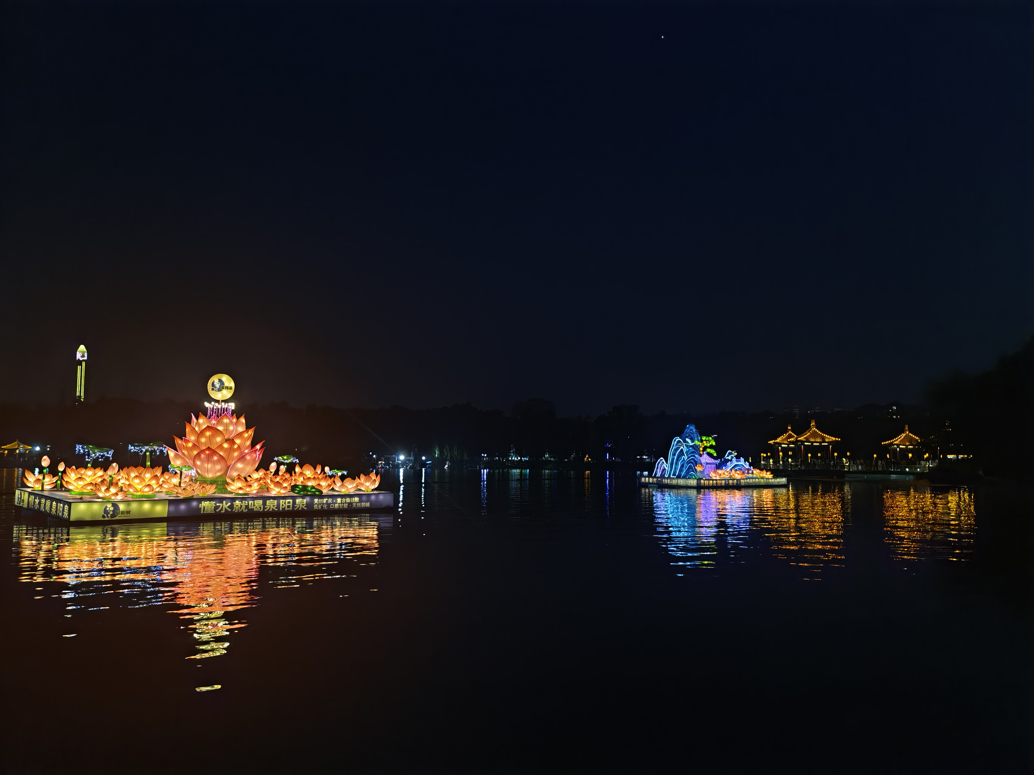 长春南湖公园启动两组传统雕塑灯组 满足游客夜间观赏需求