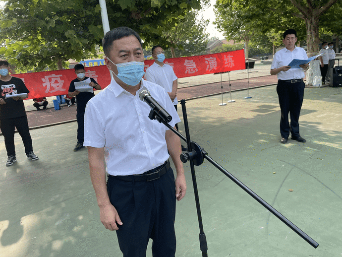 图为泃阳镇党委书记崔峰宣布演练开始