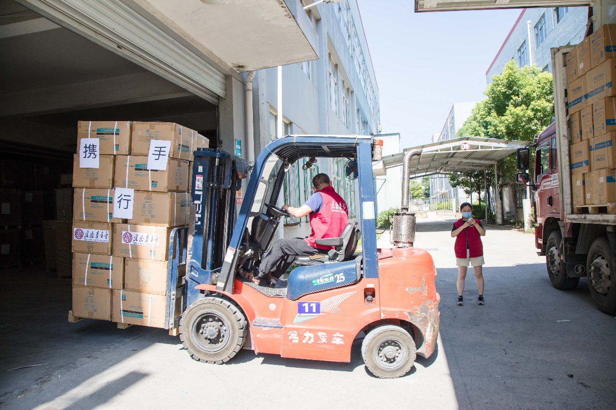 把物资从仓库里搬运出,运往大卡车