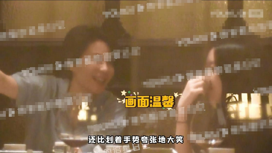 王菲带女儿李嫣参加聚会 餐厅内抽电子烟热聊开心大笑 