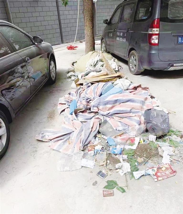 园丁小区垃圾乱堆放