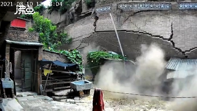 河南一窑洞坍塌瞬间成废墟