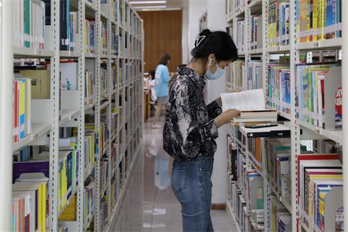 ▲市民在深圳图书馆内看书。