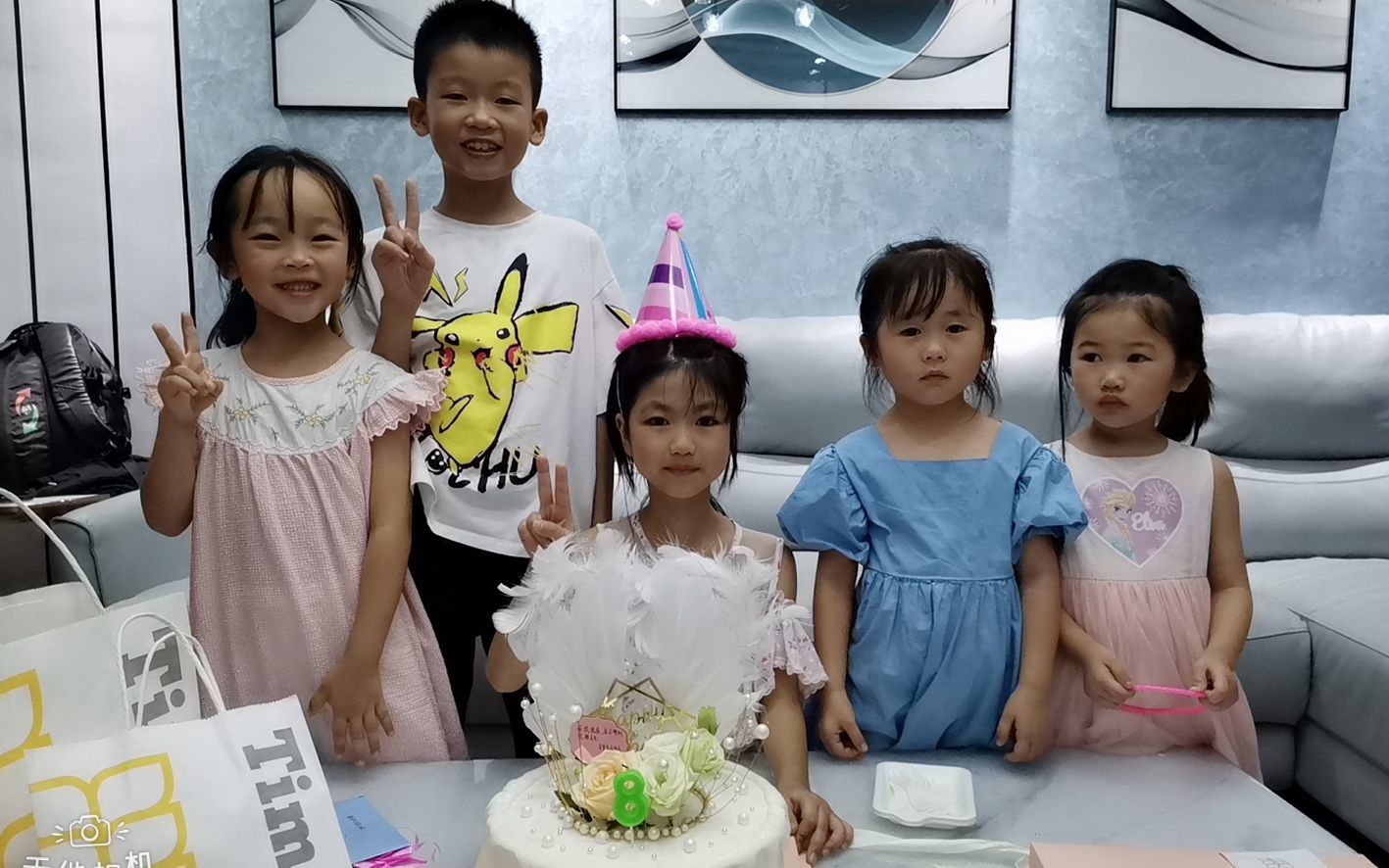 8月10日是女孩儿贝贝的生日。隔离期间，家人难以买到生日蛋糕，当地媒体了解后为孩子送去了生日蛋糕。受访者供图