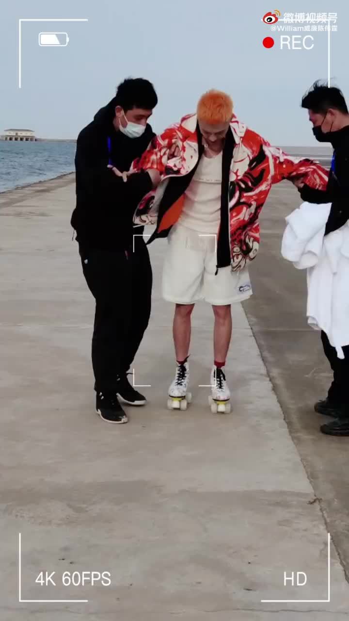 陈伟霆滑旱冰要两人搀扶，自己“挽尊”道：一定是风太大