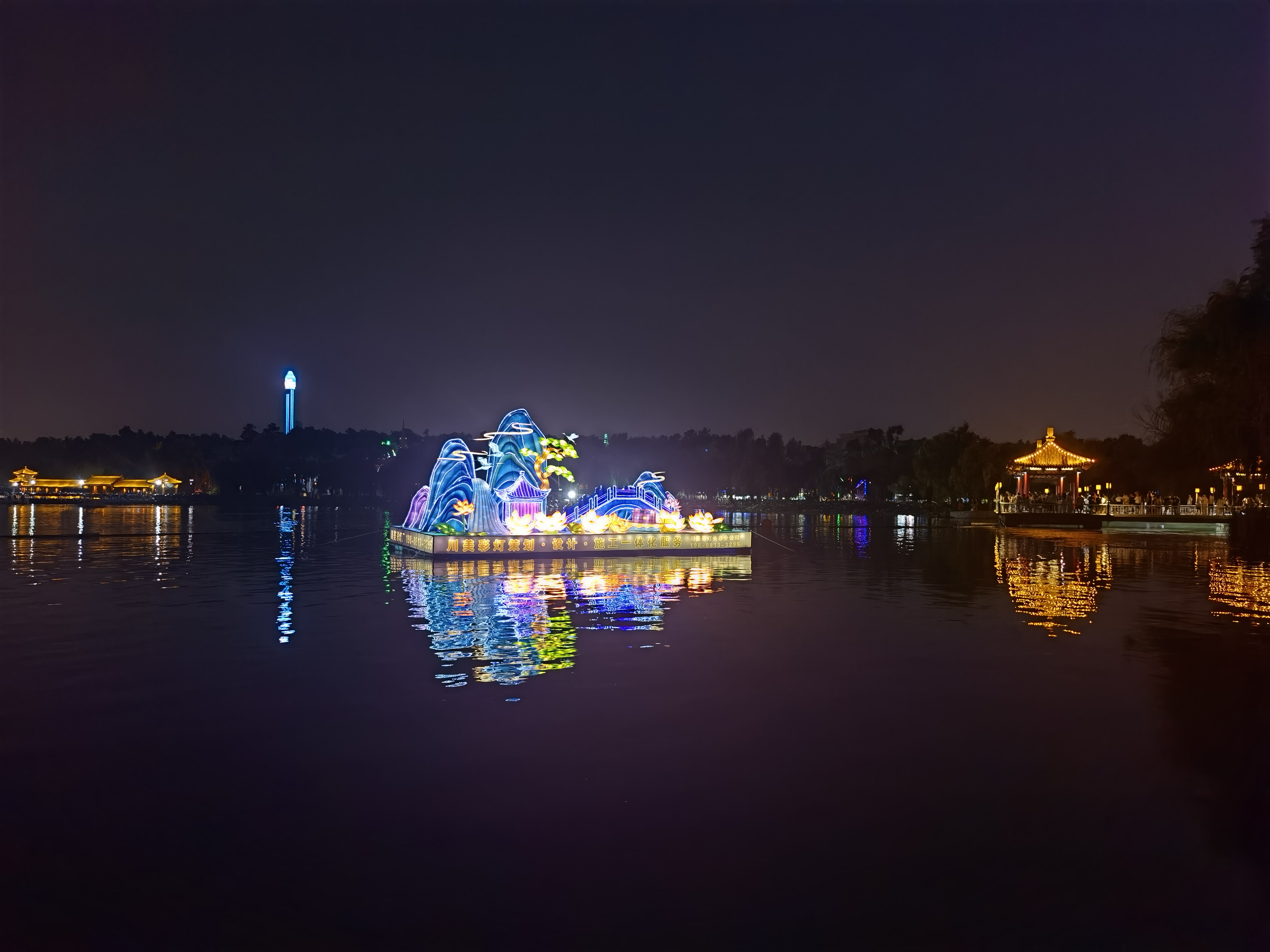 长春南湖公园启动两组传统雕塑灯组 满足游客夜间观赏需求