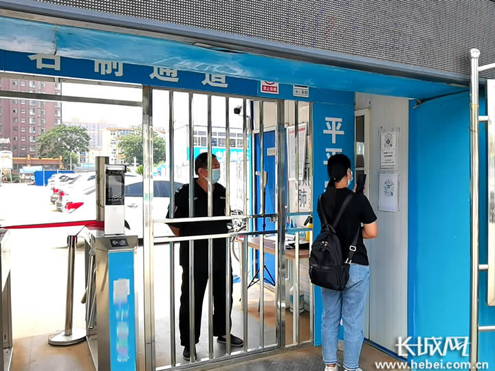 进入工地外来人员正在进行扫描健康码.长城网记者 郭洪杰 摄