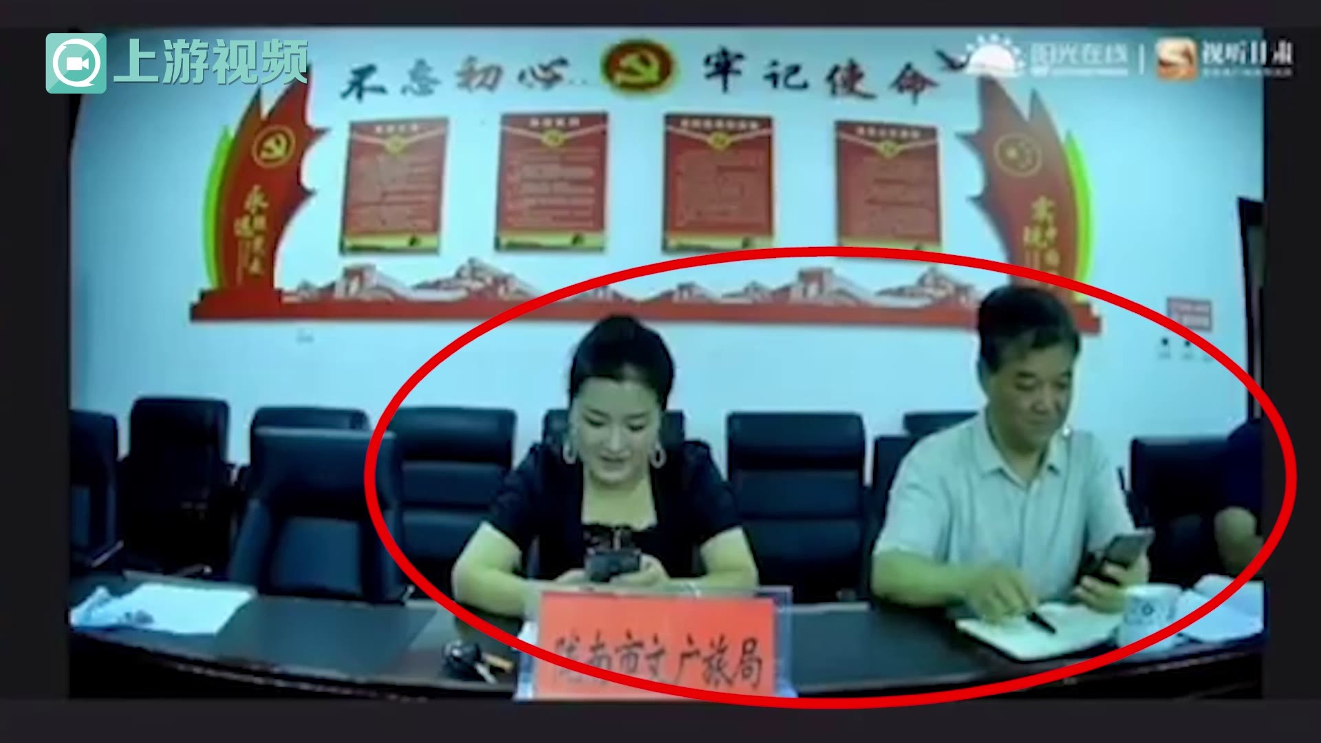 云南蒙自女老师强迫多名女学生摔手机，惩罚她们把手机带到学校_视频