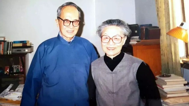 钱钟书夫妇虽是文史大家，但家里藏书不多，二人常常把书馈赠给他人