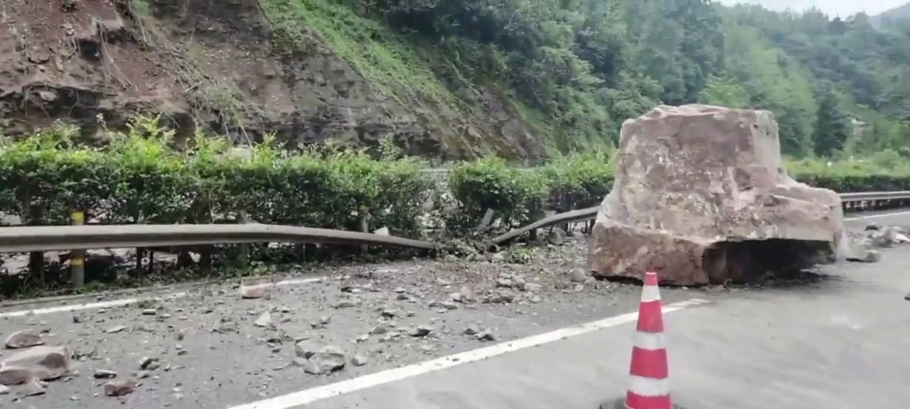 受暴雨影响，G50沪渝高速突发边坡岩石崩塌