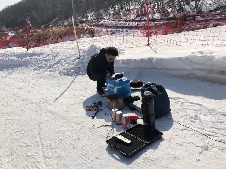 河北省气候中心工作人员在观测赛道雪质。河北省气候中心供图