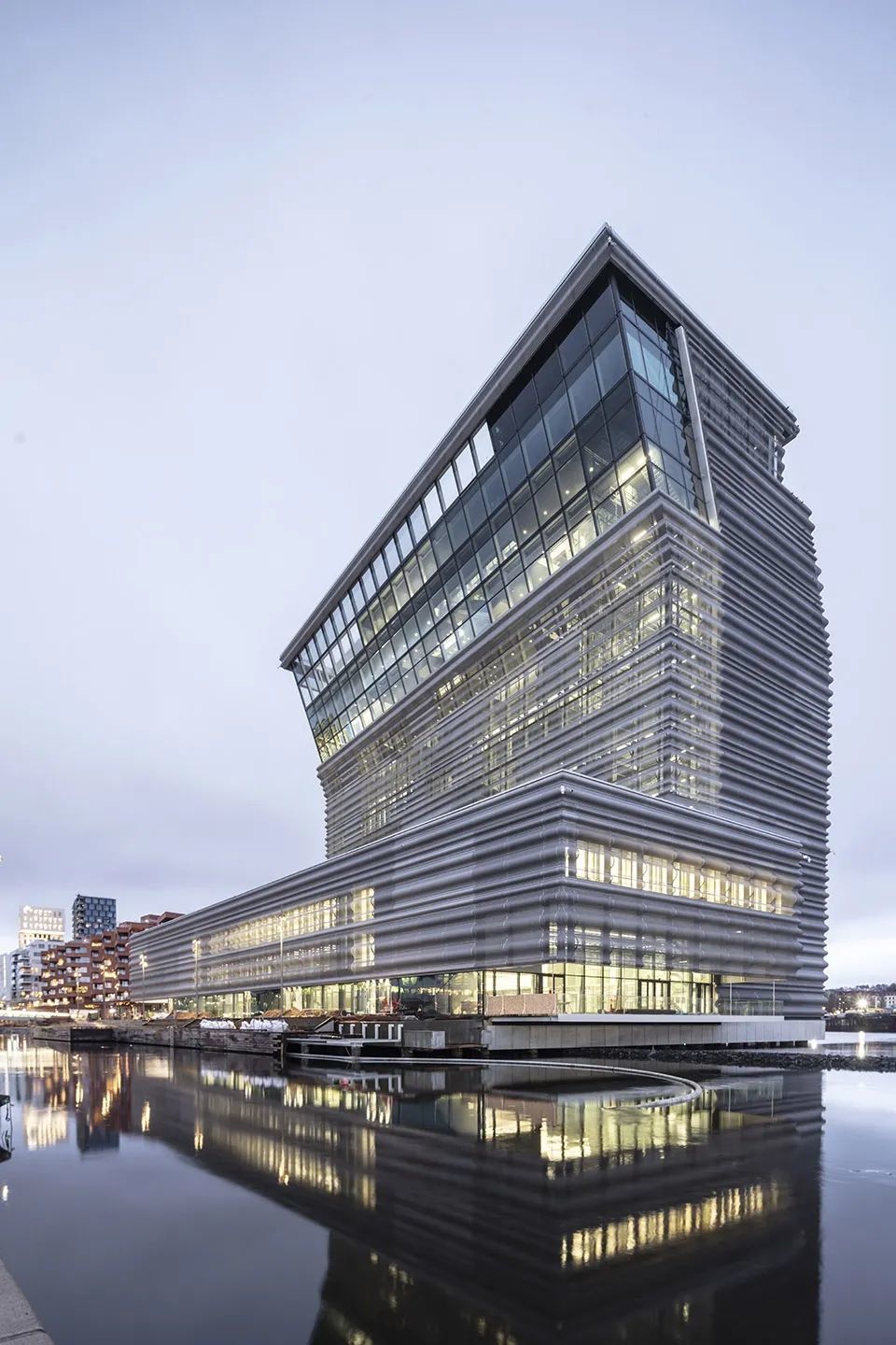 博物馆采用了高层建筑形式,主要功能空间以竖向的方式组织在一起.