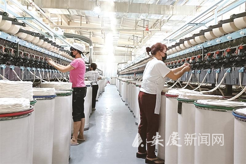 落户望江县高士镇工业园区的气流纺纱项目生产车间。通讯员 何应松 摄