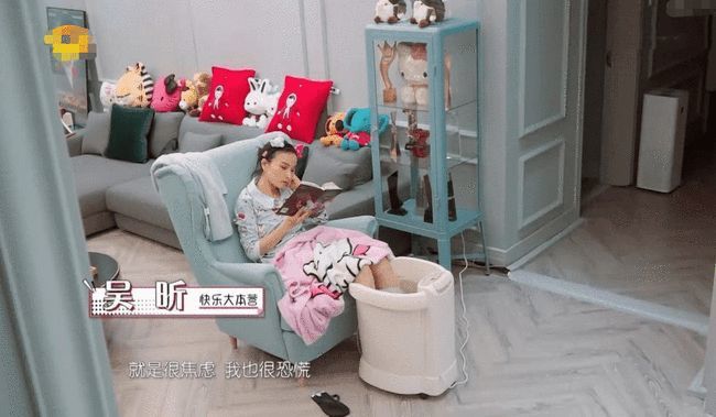 吴昕直播带货翻车?400多一件t恤销量惨淡,当场黑脸质问网友