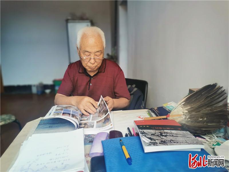 李兰祥正在整理赞皇籍老兵事迹材料。河北日报记者 董琳烨摄