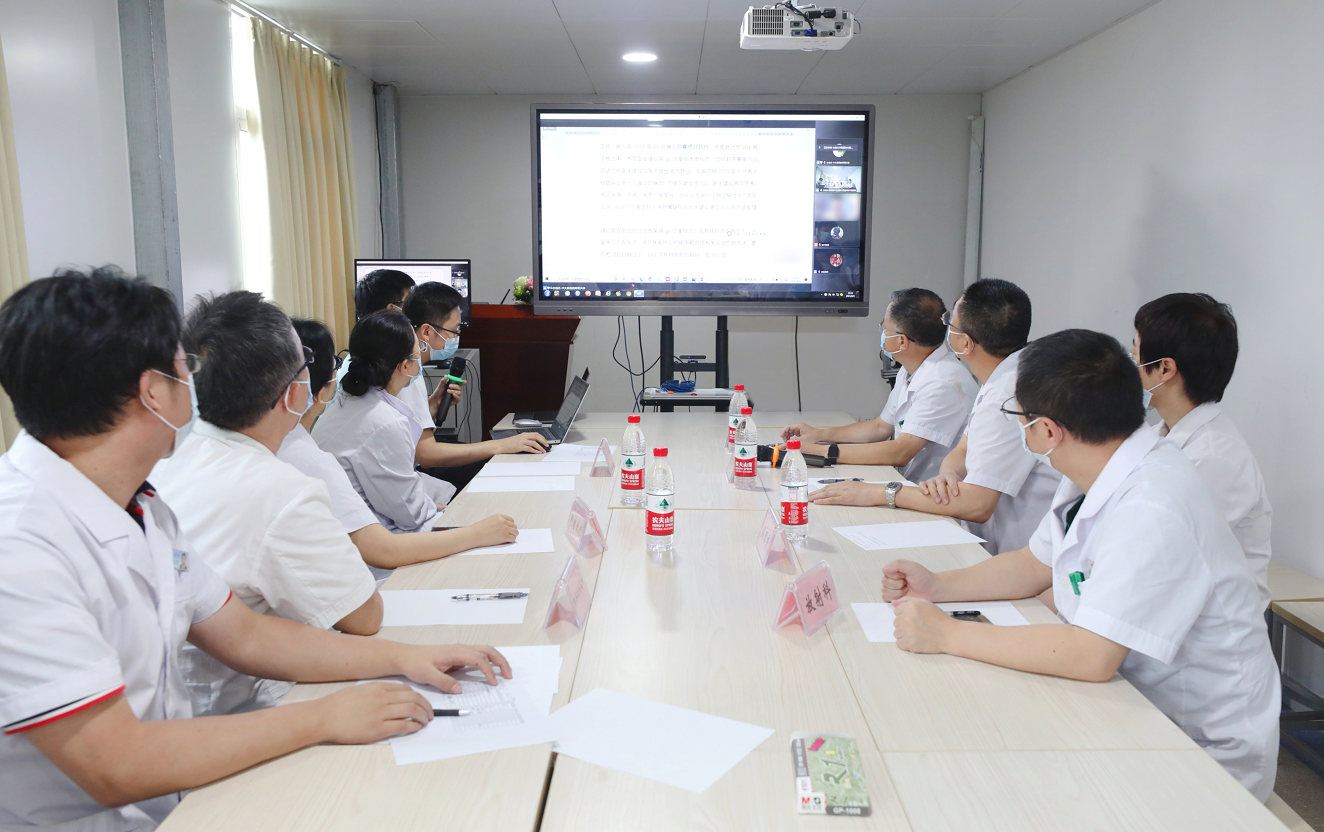 王倩摄多学科专家为肝癌患者线上会诊在中大医院多学科诊疗会场现场
