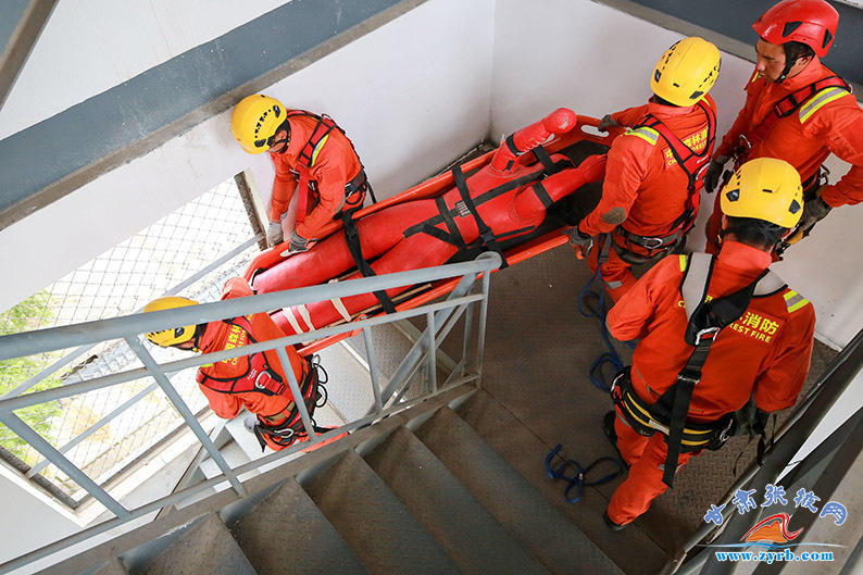 (利用船式担架运送模拟伤员)