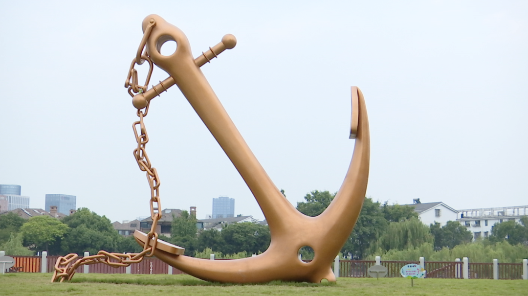 现场,以一座9米高的船锚雕塑为中心,结合原有自然生态,布置了景观花架