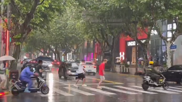 一蓝一黄！上海目前暴雨+雷电双预警高挂