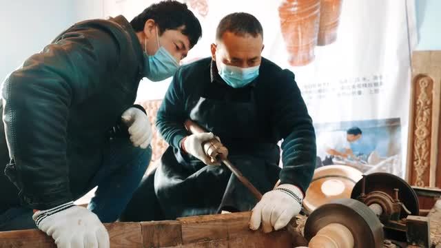 这里是新疆 | 和田做木雕的阿力木江