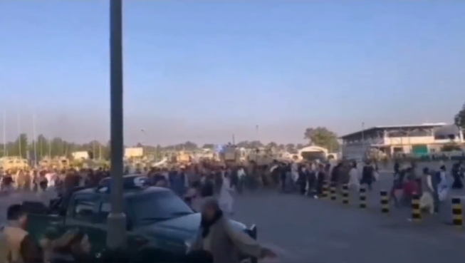 喀布尔当地居民涌向喀布尔机场航站楼。 图/阿富汗当地民众提供