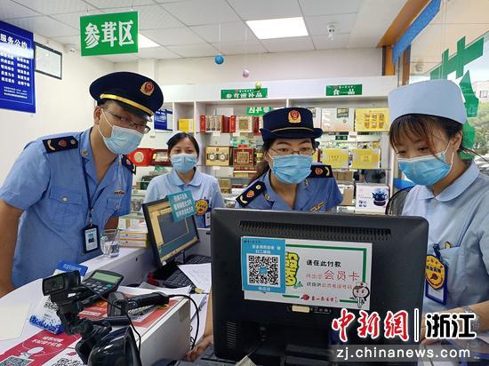 　　宁波象山县市场监管局执法人员检查提供“网订店送”服务的药品零售企业销售药品情况。  泮海亚 摄