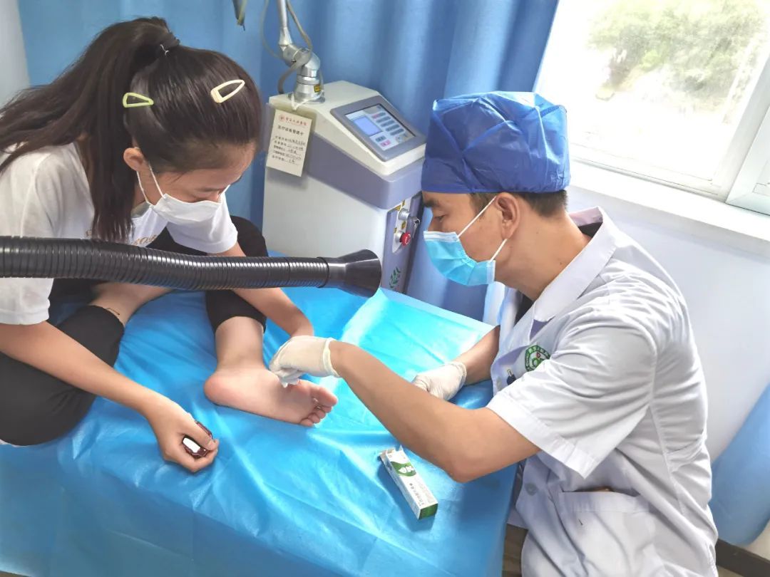 刘卫民医生为病人医治