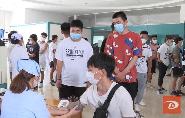 携笔从戎砺青春 敦煌110名应征青年参加征兵体检