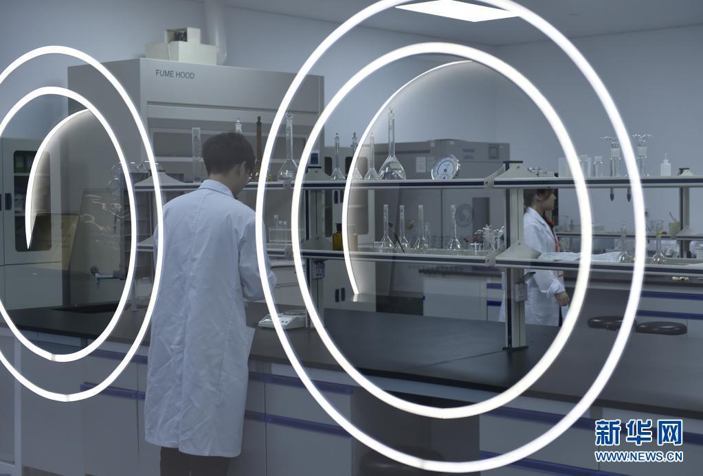 7月29日,位于浙江省绍兴市的喜临门家具股份有限公司研发人员在化学