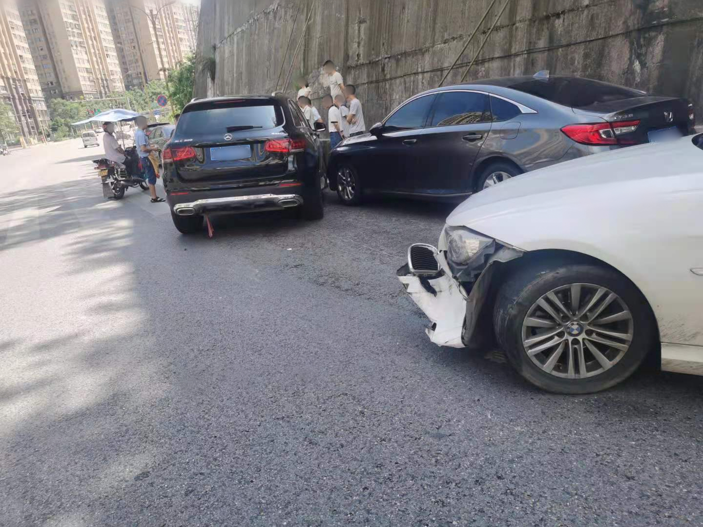 江北区一宝马车刚起步就导致四车相撞 警方调查事故原因竟是