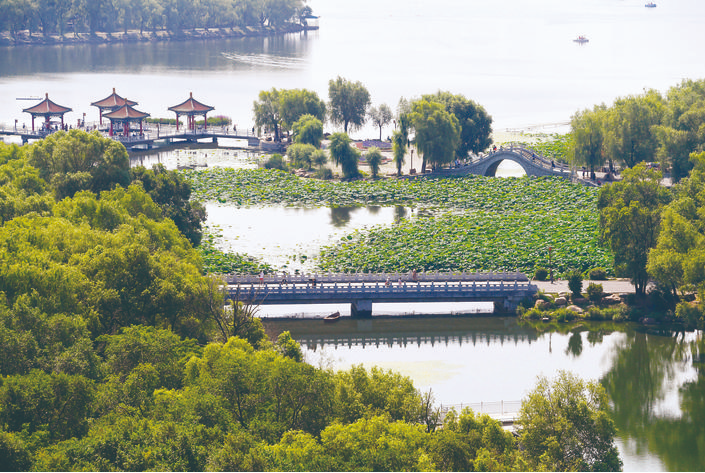 南湖公园休闲娱乐街区：碧湖如诗画 荷香扑面来